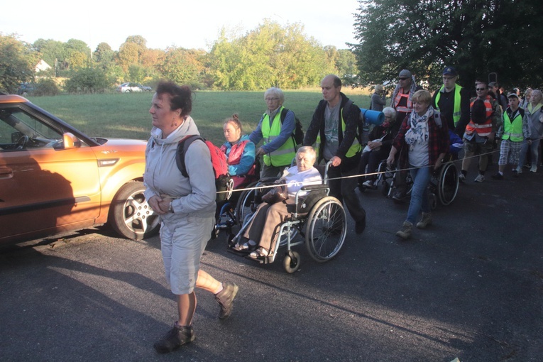 Pieszo i na wózkach - do Matki