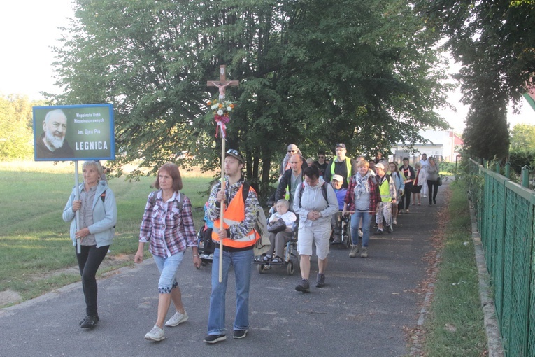 Pieszo i na wózkach - do Matki