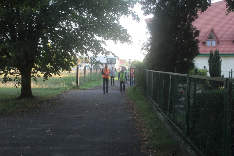 Pieszo i na wózkach - do Matki