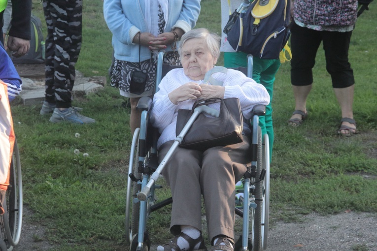 Pieszo i na wózkach - do Matki