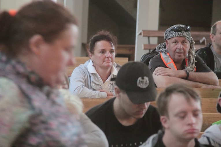 Pieszo i na wózkach - do Matki