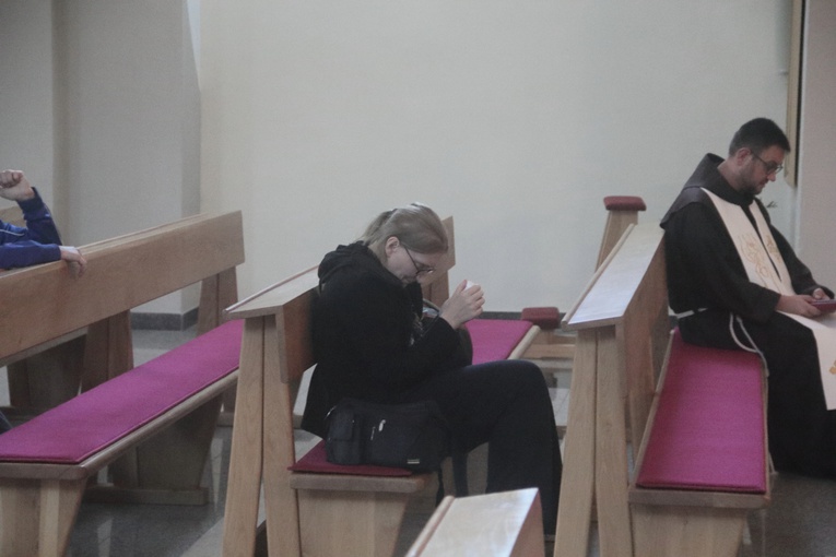 Pieszo i na wózkach - do Matki