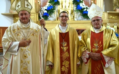 Od lewej: bp Andrzej Jeż, ks. Roman Marek i bp Mirosław Gucwa.