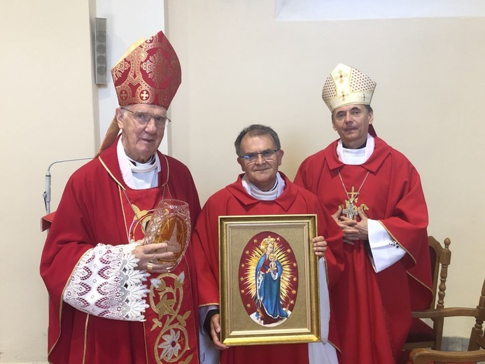 Pamiątkowe zdjęcie z dotychczasowym przewodnikiem pieszej pielgrzymki na Jasną Górę.