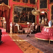 Salon czerwony w pałacu w Kozłówce jest jednym z reprezentacyjnych miejsc muzeum.