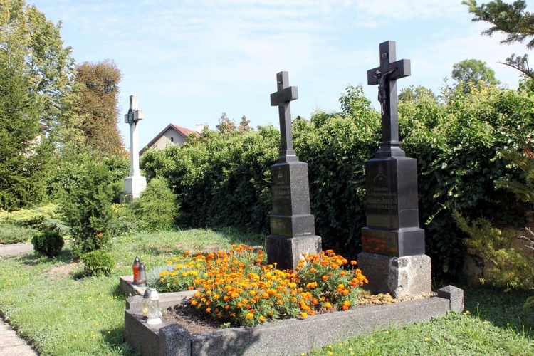 Wystawa przy kościele w Łabędach  