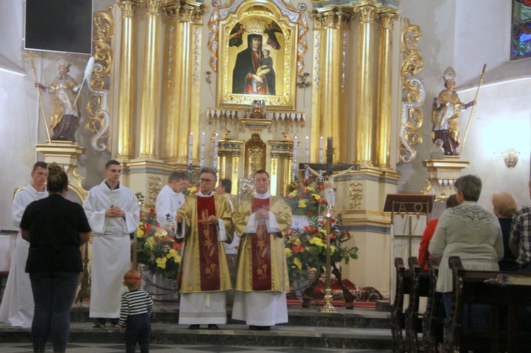 Młodzież u Matki Bożej Zawadzkiej