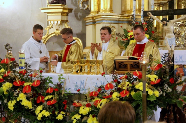 Młodzież u Matki Bożej Zawadzkiej