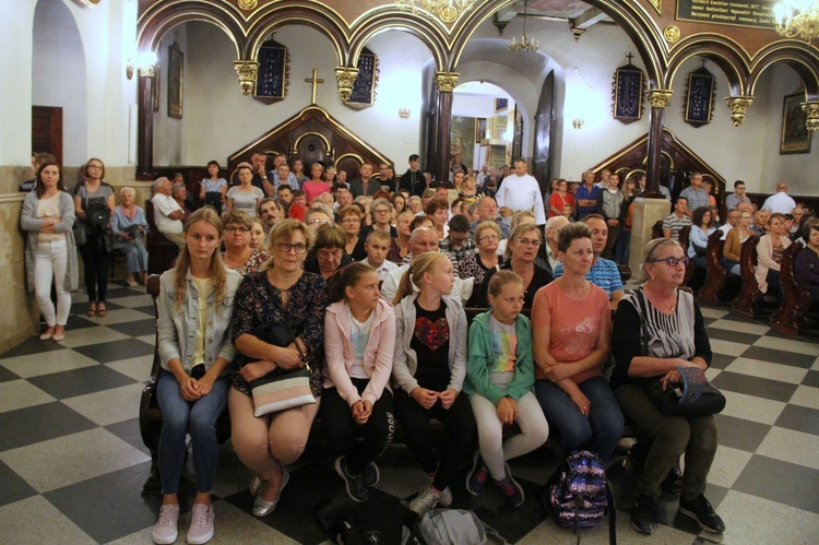 Młodzież u Matki Bożej Zawadzkiej