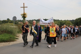 Pątnicy w drodze do Sulisławic