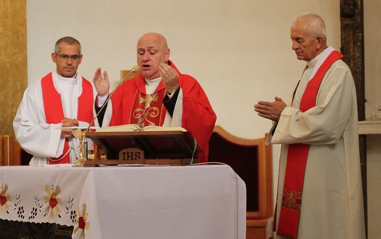 Od lewej: ks. Tomasz Gorczyński, bp Piotr Greger i ks. Franciszek Płonka.