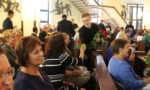 Każdy katecheta otrzymał czerwoną różę.