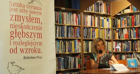 Fragment noweli "Dym" Marii Konopnickiej przeczytała Monika Mazur-Mitrowska, nauczycielka, pedagog, poetka, malarka, fotograf.