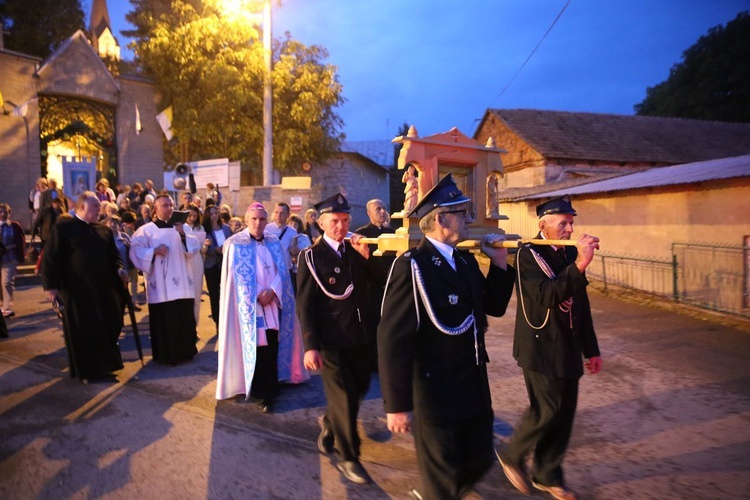 Wieczorna modlitwa w sanktuarium w Sulisławicach