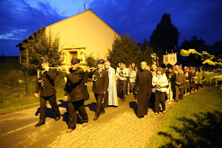 Wieczorna modlitwa w sanktuarium w Sulisławicach