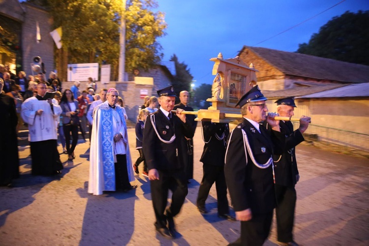 Wieczorna modlitwa w sanktuarium w Sulisławicach