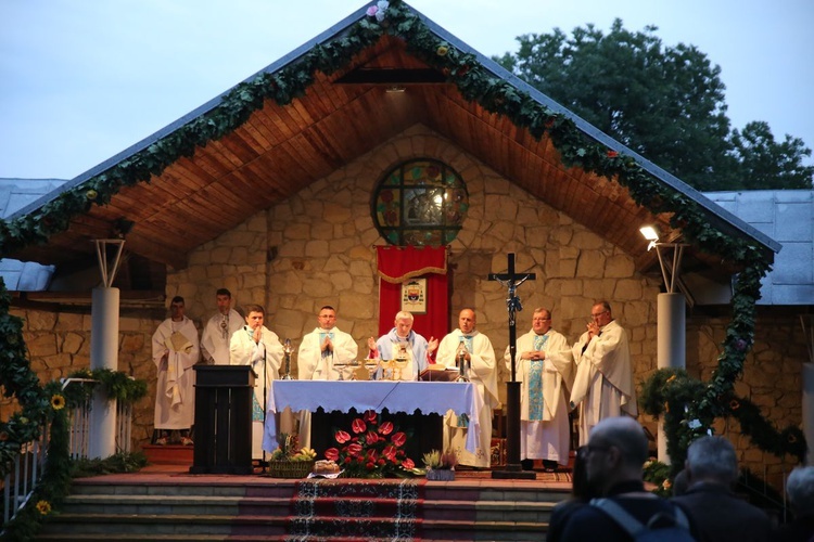 Wieczorna modlitwa w sanktuarium w Sulisławicach