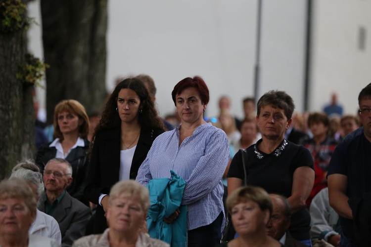 Wieczorna modlitwa w sanktuarium w Sulisławicach