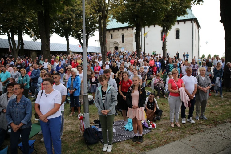 Wieczorna modlitwa w sanktuarium w Sulisławicach