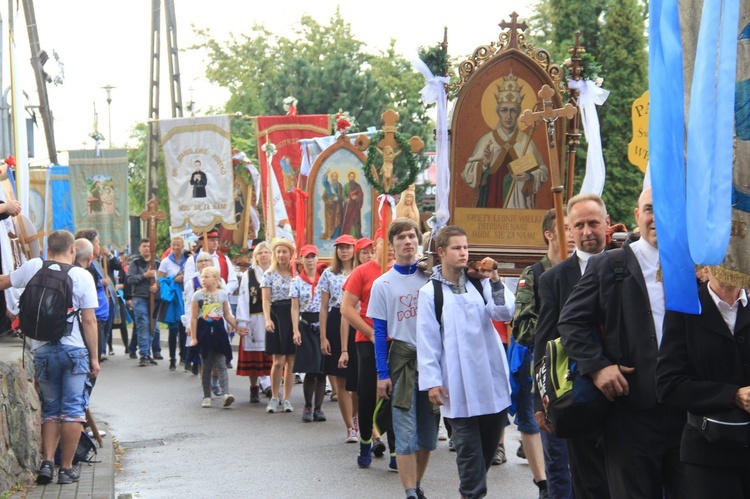 Uroczysta procesja przybyła najpierw do swarzewskiego kościoła, by tam pokłonić się Królowej Polskiego Morza.