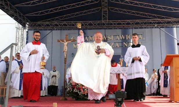 Kard. Dziwisz poświęcił róże i wieńce dożynkowe.