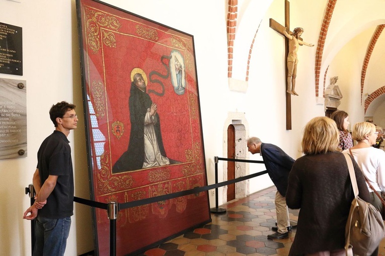 Chorągiew kanonizacyjna św. Jacka Odrowąża zaprezentowana w Krakowie