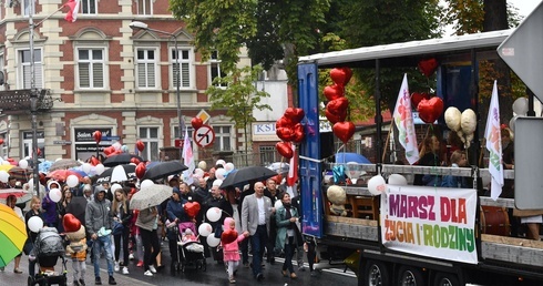 Ulicami Wałcza przeszedł Marsz dla Życia i Rodziny