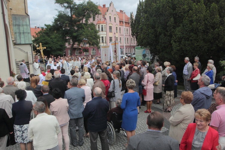 Odpust z św. Michałem Archaniołem w tle