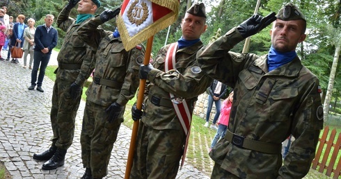 Niepodległość naszego narodu zaczyna się na kolanach