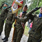 Niepodległość naszego narodu zaczyna się na kolanach