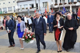 Modliborzyce, rynek. Uroczystości patriotyczne.