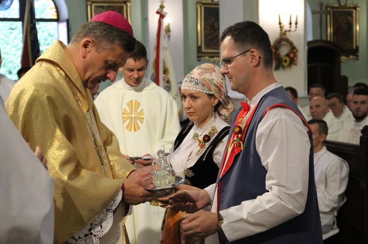 Procesję z darami w czasie Mszy św. zakończyli parafianie z Chybia.
