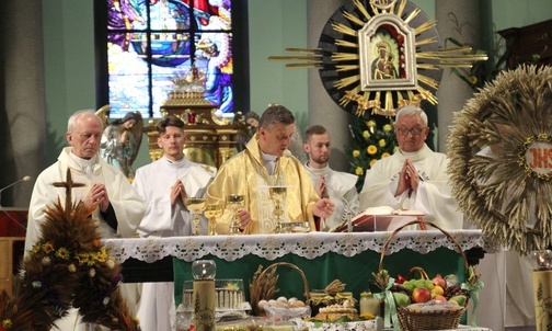 Bp Roman Pindel przewodniczył Mszy św. dożynkowej w Chybiu.