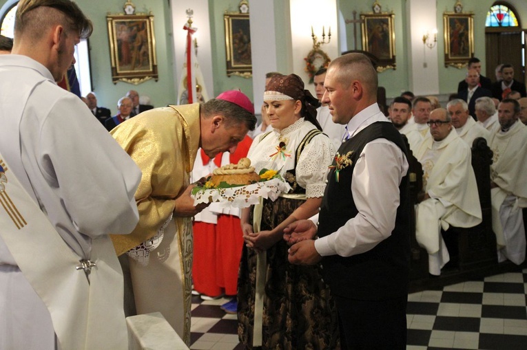 Gazdowie dożynek - Anna i Marek Żurowie z Mnicha przynieśli do ołtarza chleb z tegorocznej mąki.