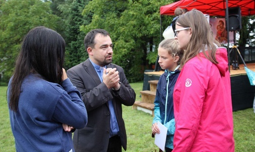 Ks. Jakub Krupa z młodzieżą zaangażowaną w organizację zabaw festynowych.