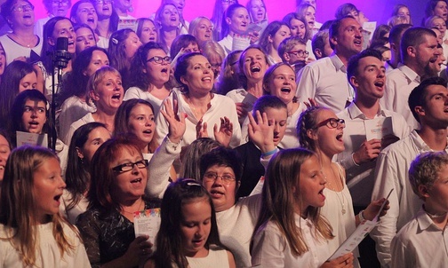 Wielki chór jubieluszowych 10. Międzynarodowych Warsztatów Gospel podczas koncertu finałowego.