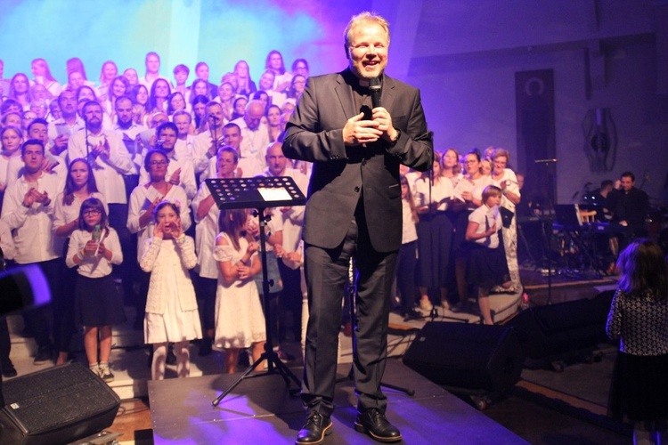 Ks. Mirosław Szewieczek, szef "Drachmy", podczas koncertu finałowego warsztatów Gospel.