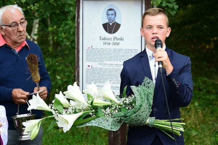 Bałdy. Kamień upamiętniający ks. Adalberta Wojciecha Zinka