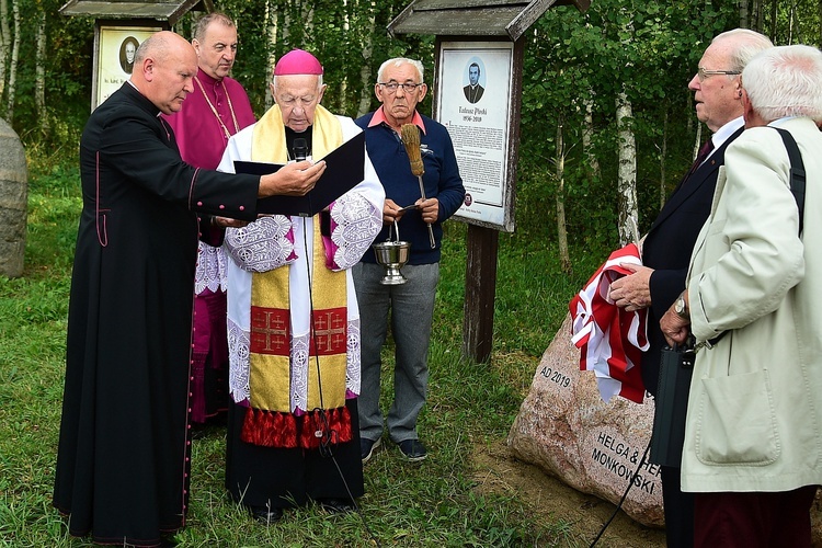 Bałdy. Kamień upamiętniający ks. Adalberta Wojciecha Zinka