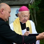 Bałdy. Kamień upamiętniający ks. Adalberta Wojciecha Zinka