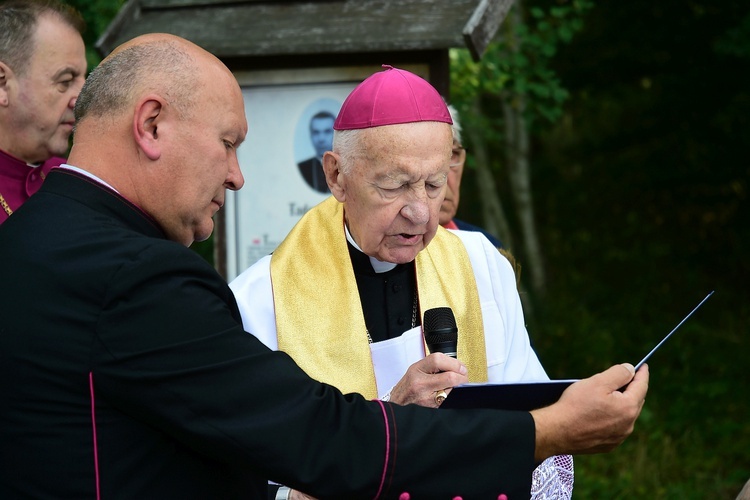 Bałdy. Kamień upamiętniający ks. Adalberta Wojciecha Zinka