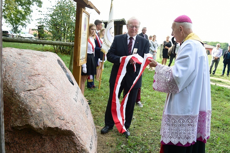 Bałdy. Kamień upamiętniający ks. Adalberta Wojciecha Zinka