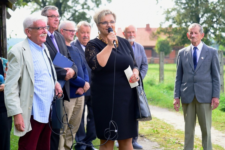 Bałdy. Kamień upamiętniający ks. Adalberta Wojciecha Zinka