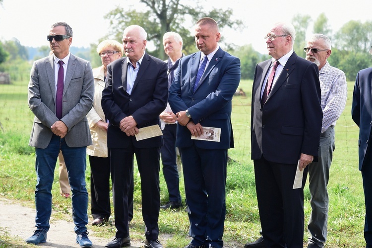 Bałdy. Kamień upamiętniający ks. Adalberta Wojciecha Zinka