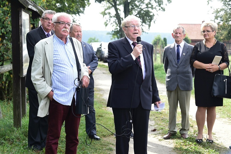 Bałdy. Kamień upamiętniający ks. Adalberta Wojciecha Zinka