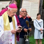 Bałdy. Kamień upamiętniający ks. Adalberta Wojciecha Zinka