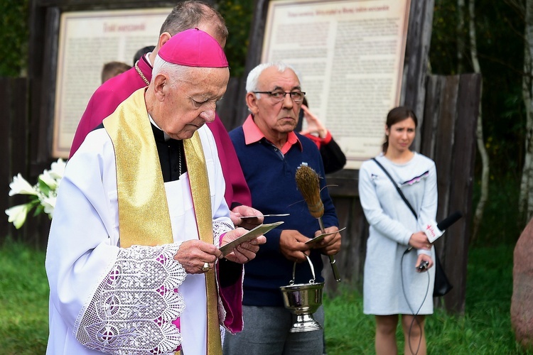 Bałdy. Kamień upamiętniający ks. Adalberta Wojciecha Zinka