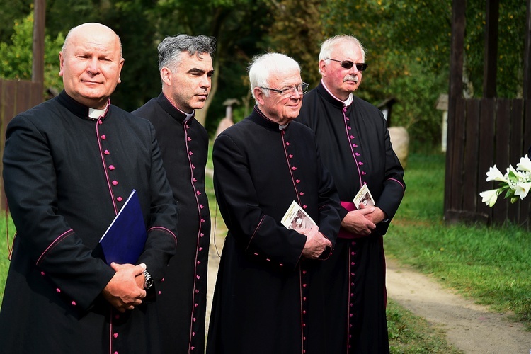 Bałdy. Kamień upamiętniający ks. Adalberta Wojciecha Zinka