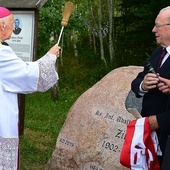 Bałdy. Kamień upamiętniający ks. Adalberta Wojciecha Zinka