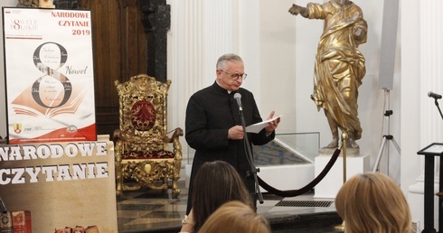 Wśród czytających był m.in. ks. Robert Kwatek, proboszcz parafii katedralnej.